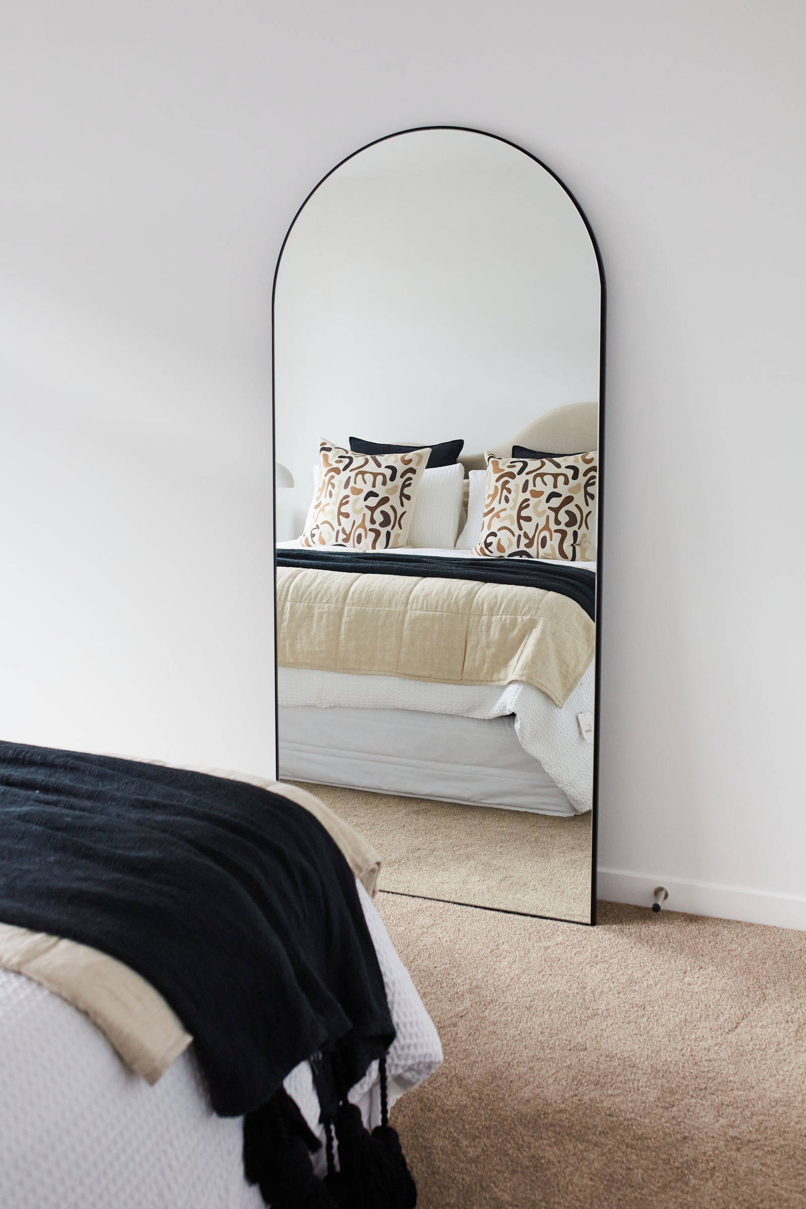 Kurve Mirror - BlackMeluka Furniture by Danske Mobler